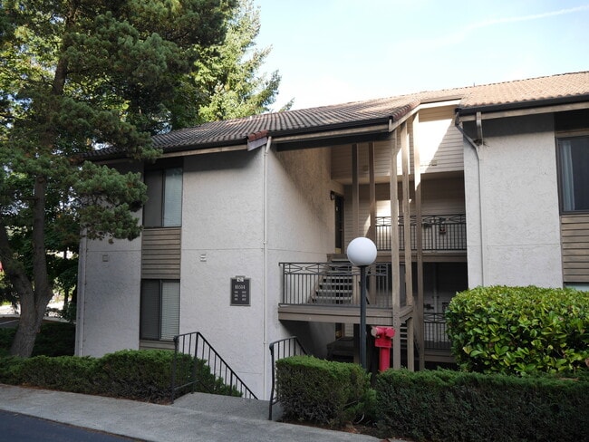 Building Photo - Spacious 1 Bedroom Near Kirkland Waterfront!