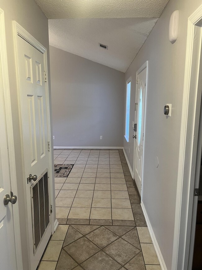 Building Photo - 934 Pineland Ave