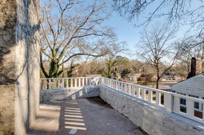 Building Photo - 203 N Seminole Dr