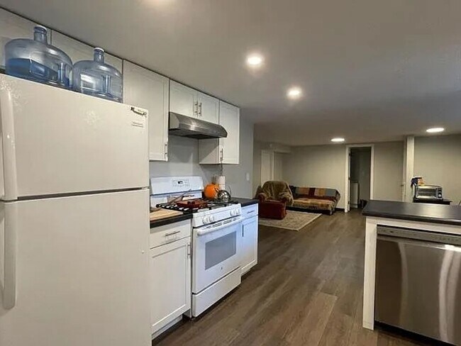 Building Photo - Update 3br 1ba South Campus and Bryan Park