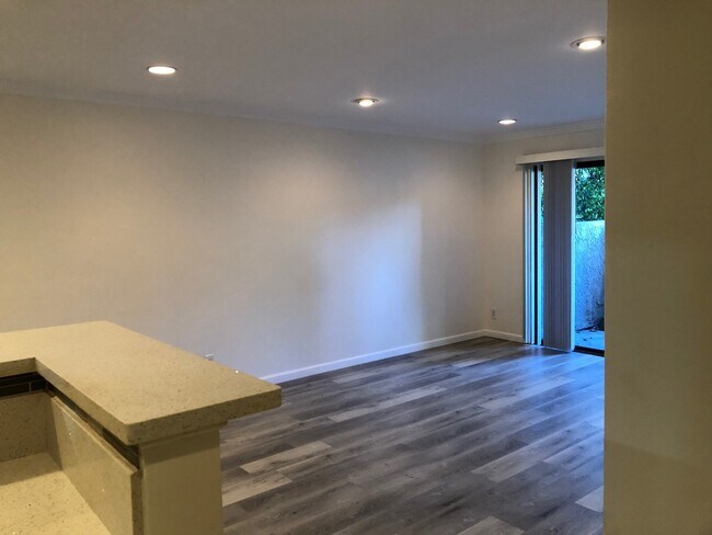 Building Photo - Amazing 1BD/1BA Condo in Prime Woodland Hi...