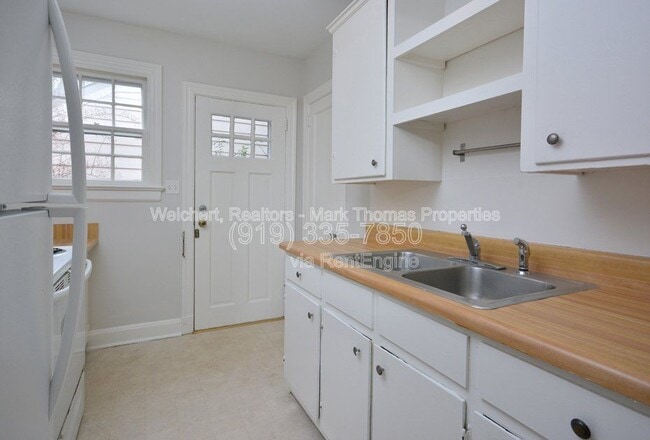 Building Photo - 2602 Vineyard St