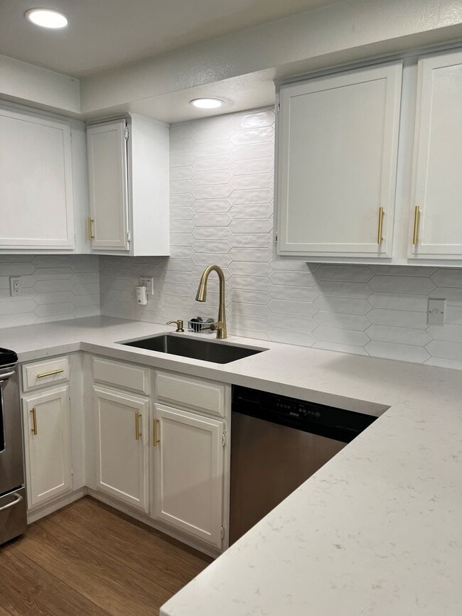 Building Photo - Upgraded townhome in central location !