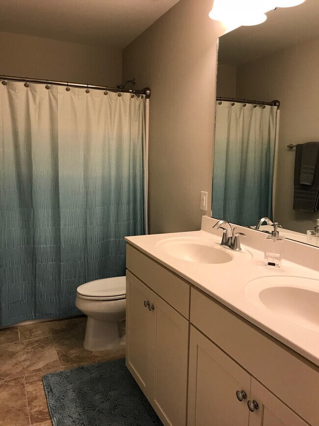 Building Photo - LARGE HOME WITH A POND LOT!