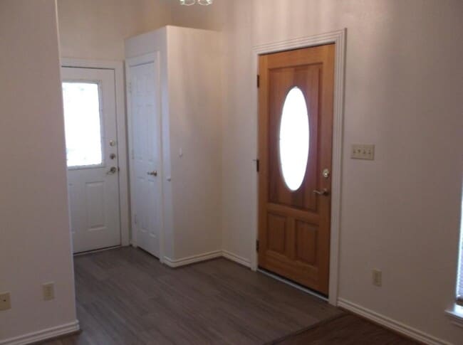 Building Photo - 820 Tangle Oaks Dr