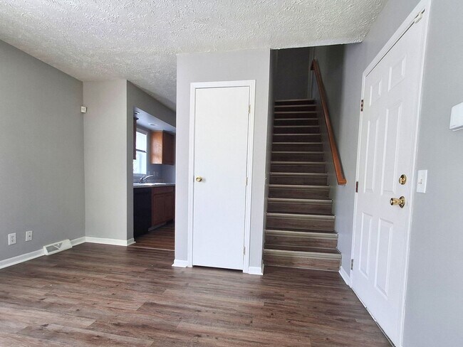 Building Photo - 4 Bed / 2 Full Bath House on a Quiet Dead-End Street — Attached Garage, Central A/C, W/D Hookups ...