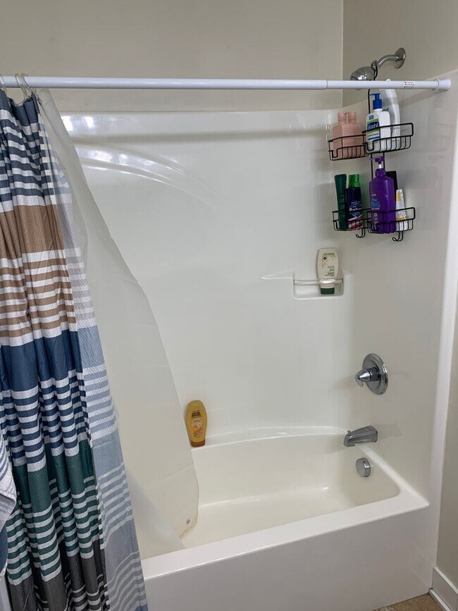 Building Photo - ***AVAILABLE AUGUST 2027*** Bedroom, 2 Bat...