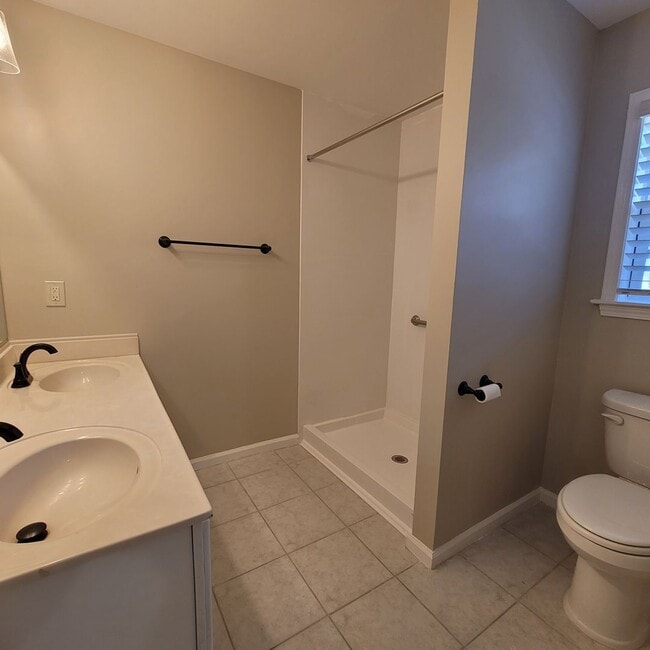 Building Photo - Welcome to this beautiful 3 bedroom, 2 bat...
