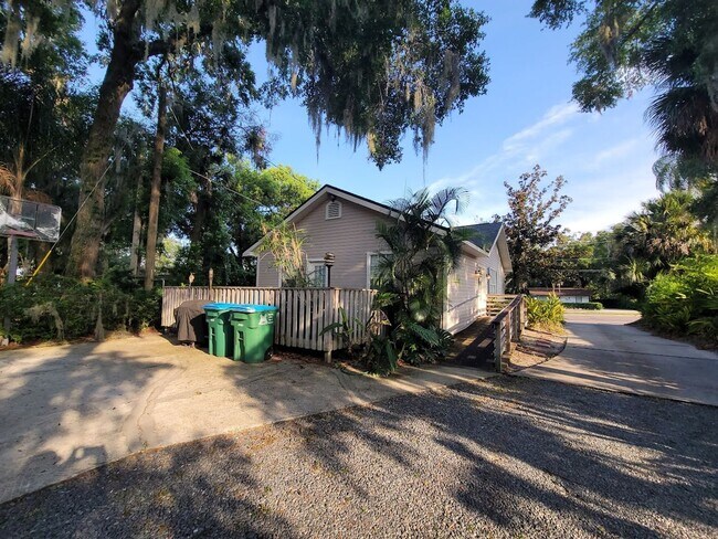 Building Photo - Charming 2-Bedroom Home within 3 miles of ...