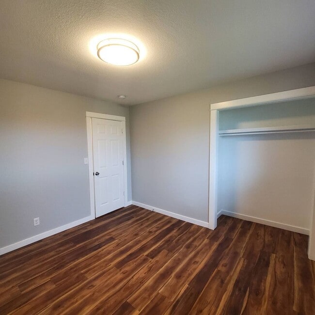 Building Photo - Pet Friendly Single level, 3 bed: 2 bath home with an open yard area and 2 car garage