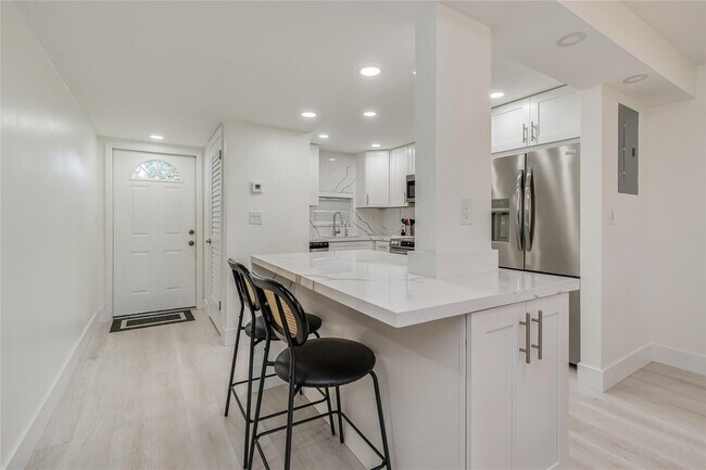 Building Photo - 411 S Hollybrook Dr