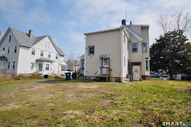 Building Photo - 203 Main St