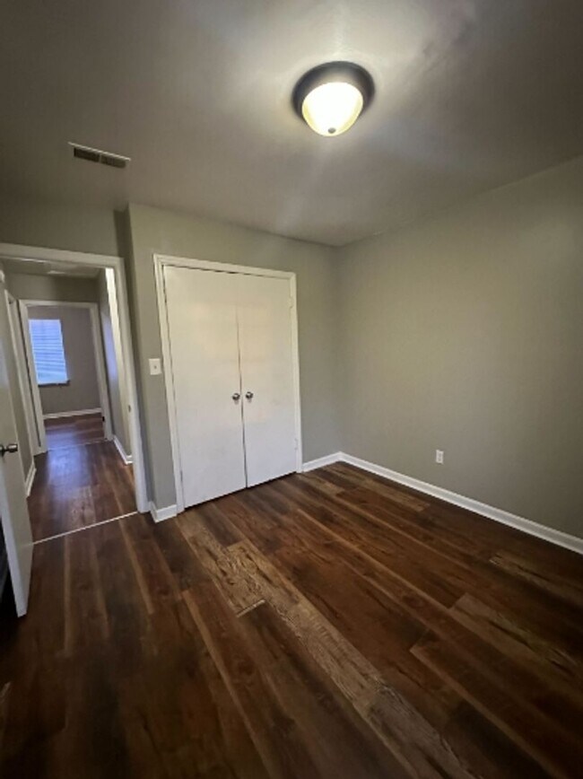 Building Photo - Charming Duplex for Rent- Spacious and Convenient Living!