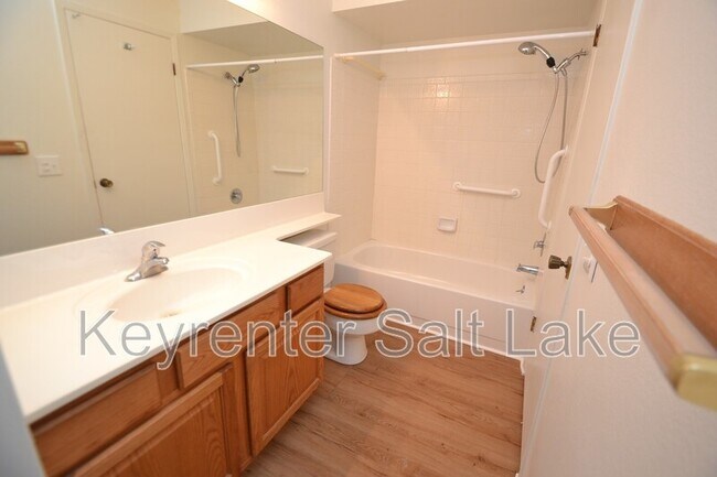 Building Photo - 6877 Countrywoods Cir