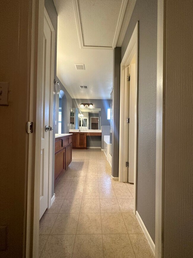 Building Photo - 7561 Morisset Ave