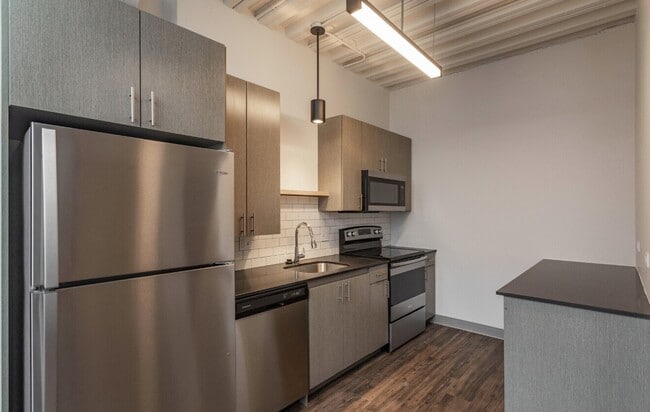 Building Photo - 950 W Dakin St