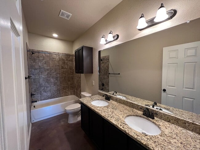 Building Photo - Luxury 3/2 duplex in NBTX