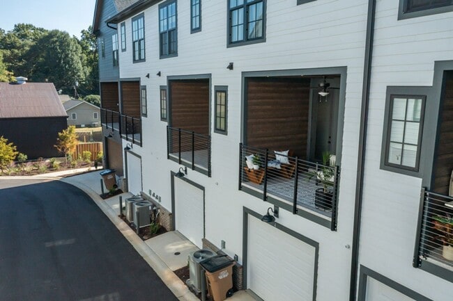 Building Photo - 2 BR 2.5 BA- Downtown Greenville Townhome-...