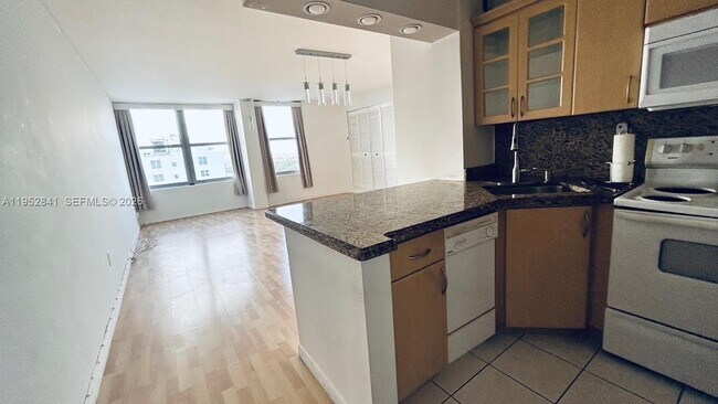 Building Photo - 2899 Collins Ave