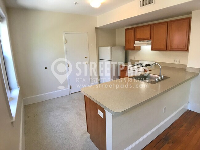 Building Photo - 881 Massachusetts Ave