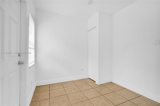 Building Photo - 1960 SW 41st Ave