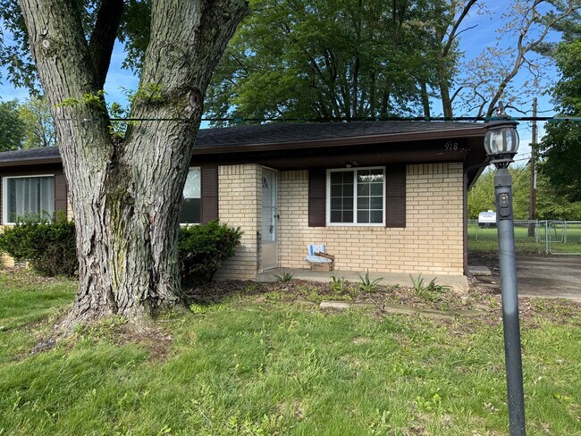 Building Photo - 918 N Avon Ave