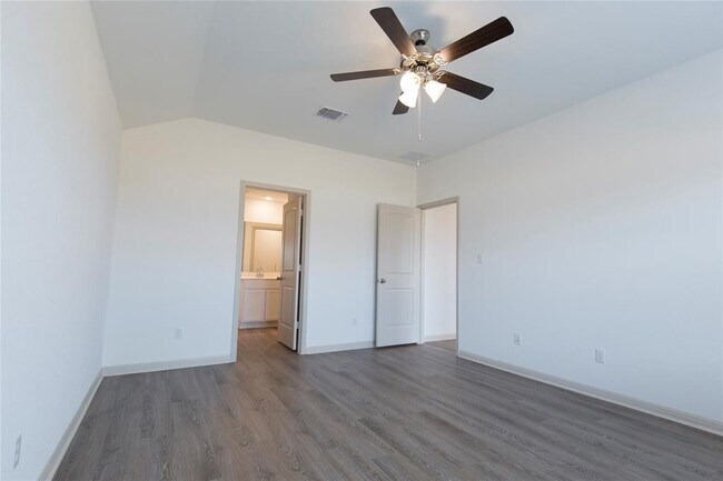 Building Photo - 132 Ft Clark Spgs Dr