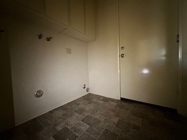 Building Photo - 3 BEDROOM HOME FOR LEASING IN Rancho Cucam...