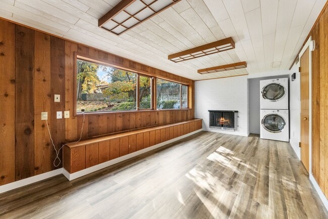 Building Photo - Bellevue Eastgate Mid-Century Modern