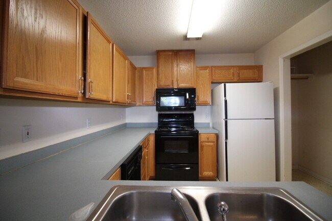 Building Photo - Spacious 3 Bedroom Townhouse Near Hurlburt...