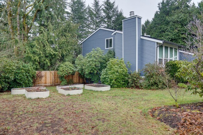 Building Photo - Kent Tri-level home