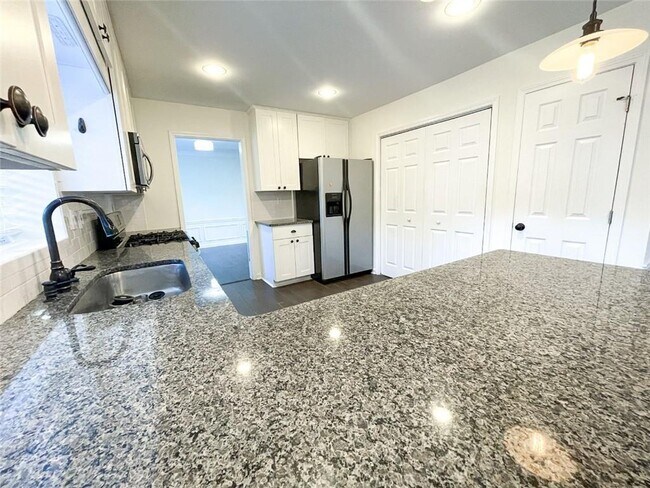 Building Photo - 11865 Carriage Park Ln