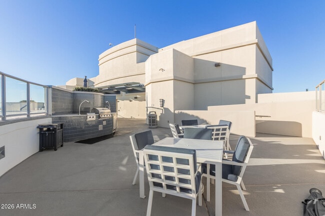 Building Photo - 2211 E Camelback Rd