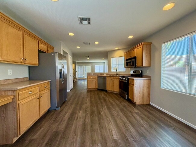 Building Photo - GATED 3 BED 2.5 BATH 1 CAR GARAGE SINGLE FAMILY HOME WITH COMMUNITY POOL