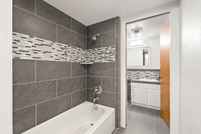 Building Photo - 2 Bedroom Condo with Boat Slip in Bigfork