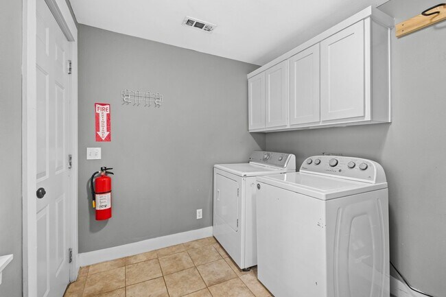 Building Photo - Beautiful home located in the heart of Fayetteville