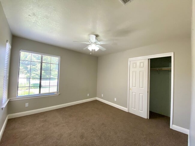 Building Photo - $2,295 Bullard & Fowler, 3 Bedroom - Amber...