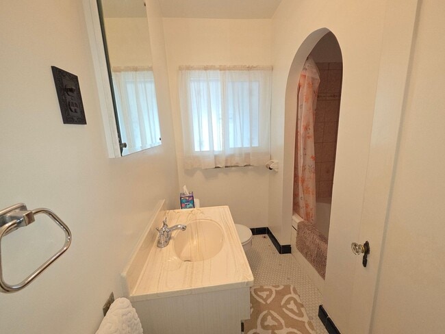 Building Photo - Spacious 2 Bedroom 2 Baths Spanish Charmer!