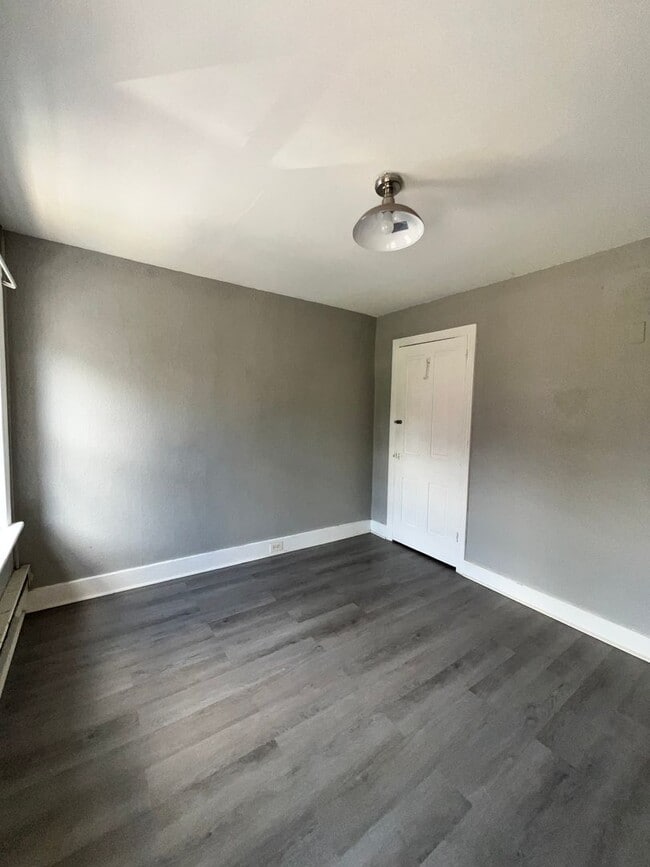 Building Photo - 3 Bedroom, 1 Bath Home Available For Rent
