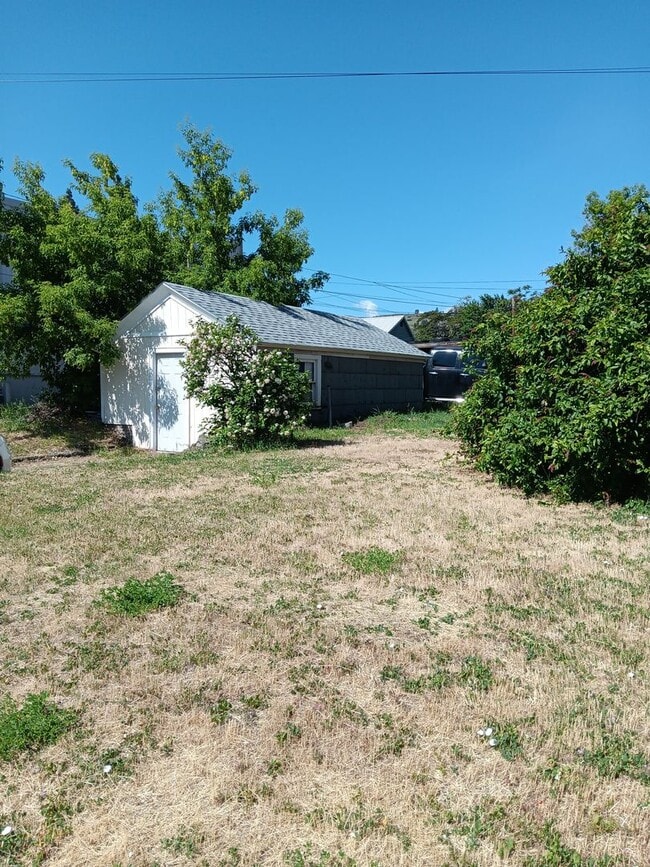 Building Photo - 2506 N Fir St