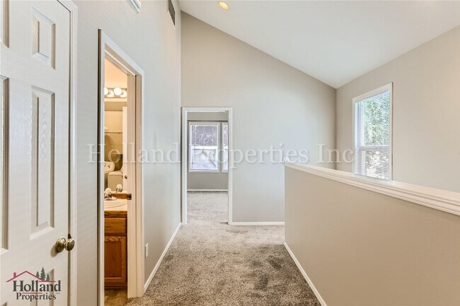 Building Photo - 3133 NE 13th Pl