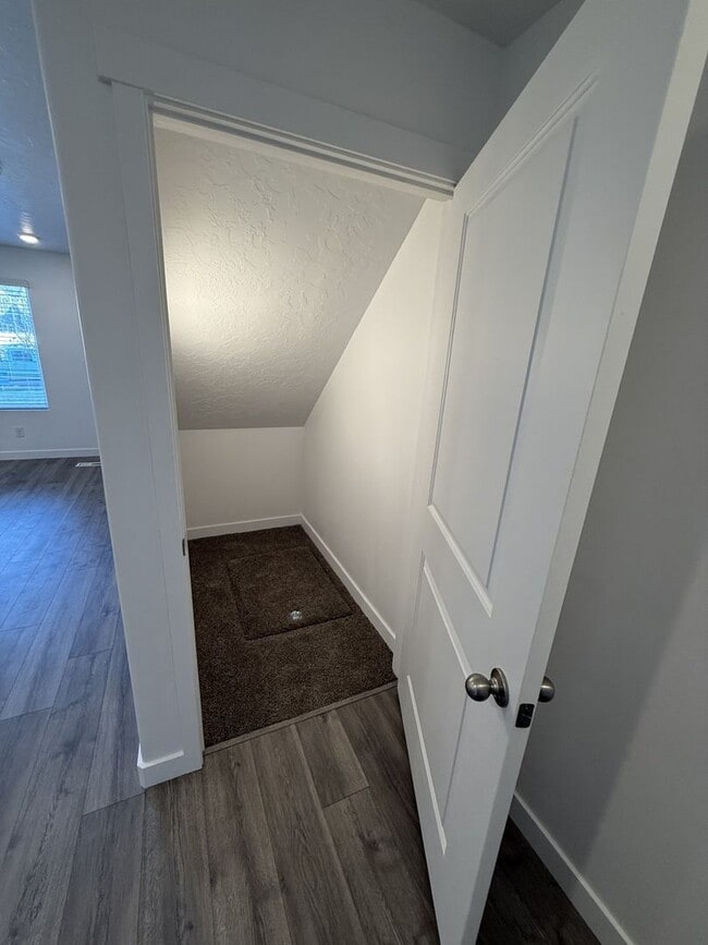 Building Photo - Charming Townhome in Provo, UT  $500 gift card if rented before Valentines day, Pets upon approval