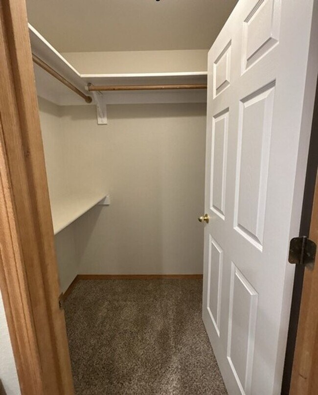 Building Photo - 3Bd/2Ba Single Story House - Available to View!