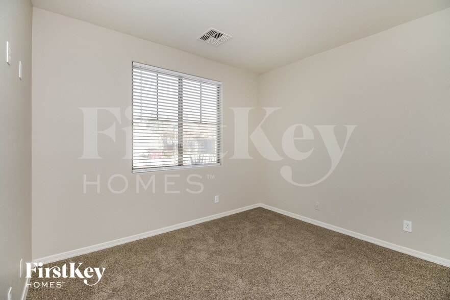 Building Photo - 635 W Desert Hills Dr