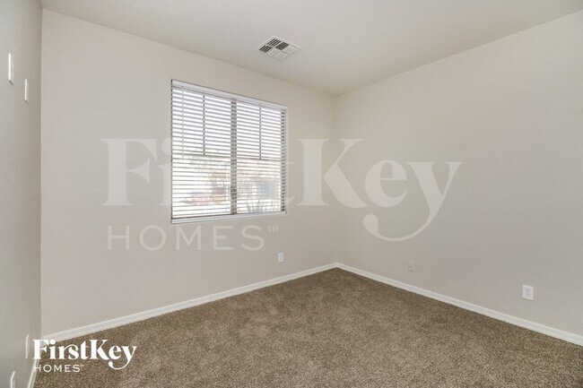 Building Photo - 635 W Desert Hills Dr