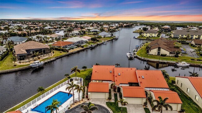 Building Photo - Seasonal 3/2/2 waterfront villa in Punta Gorda