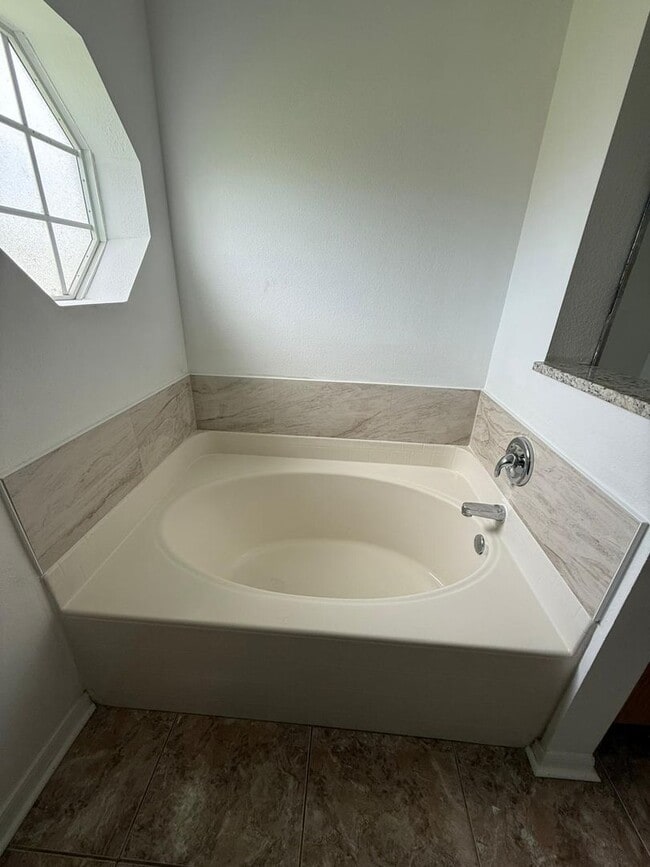 Building Photo - Recently renovated 4 Bedroom, 2 Bathroom, ...