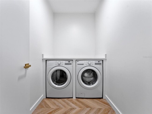 Building Photo - 102 W Adalee St