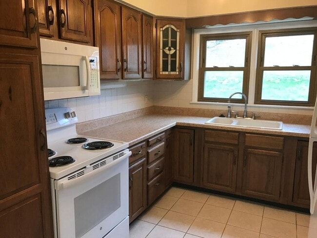 Building Photo - Spacious Rock Island Home with Family Room and Garage!