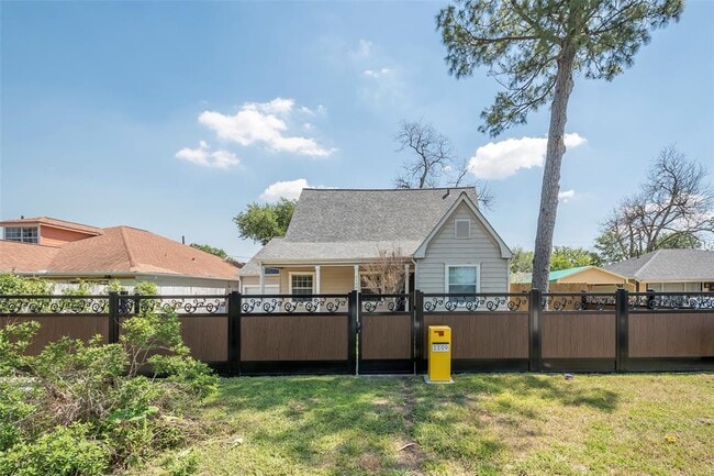 Primary Photo - 1109 Dismuke St